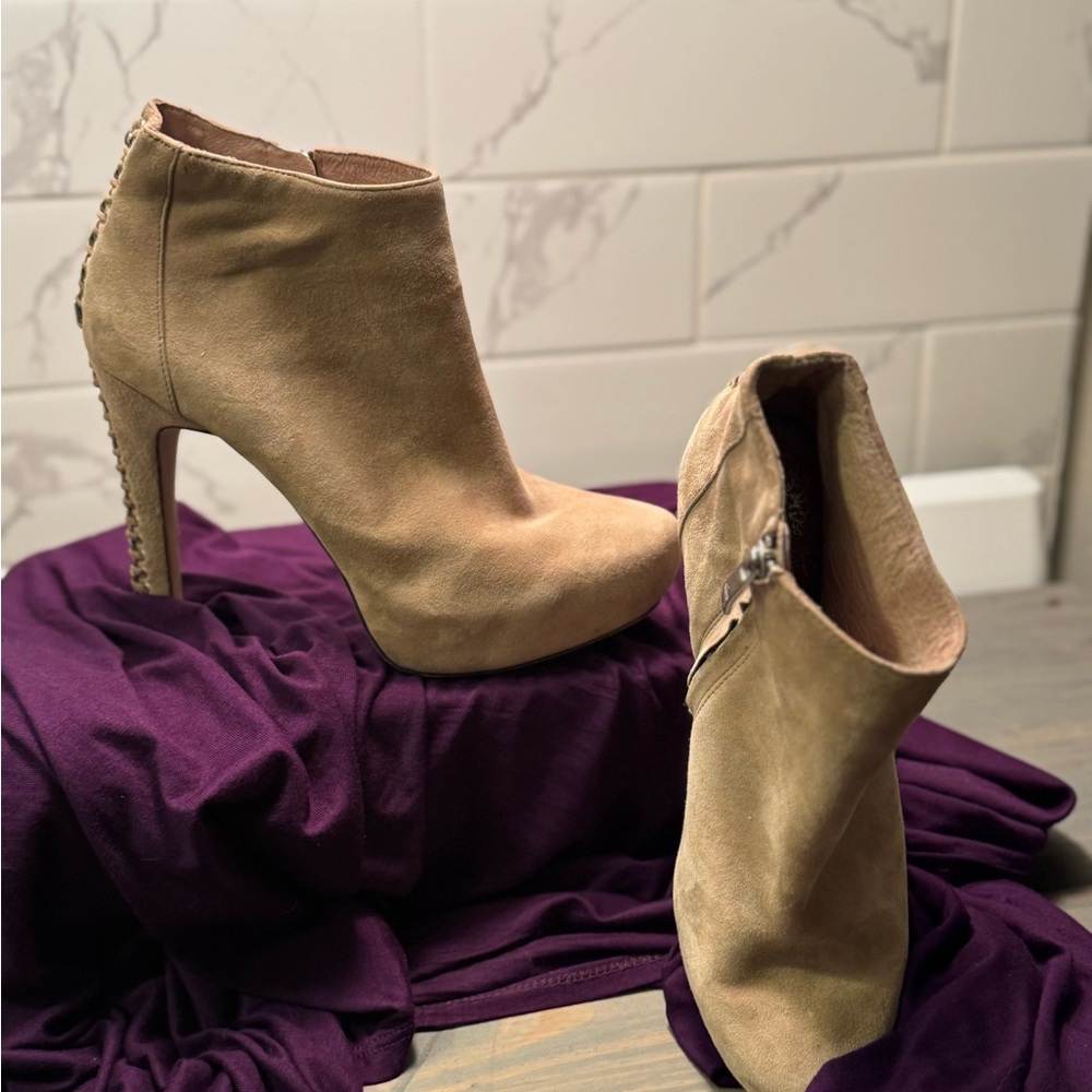 Vince CamutoTan Suede Ankle Boots with zipper opening and laced heels